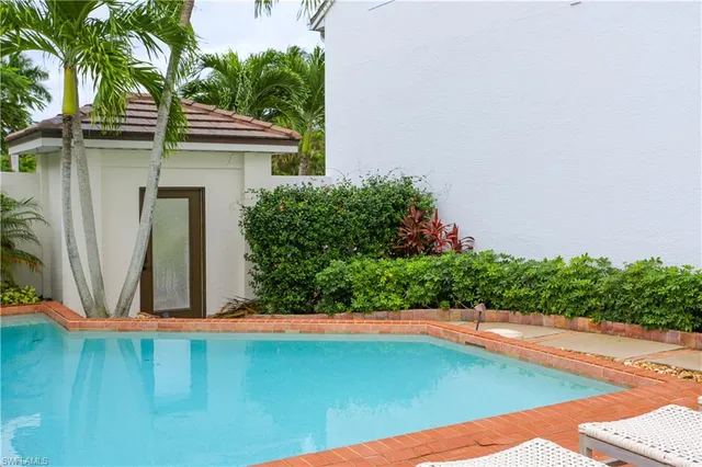 a view of a backyard