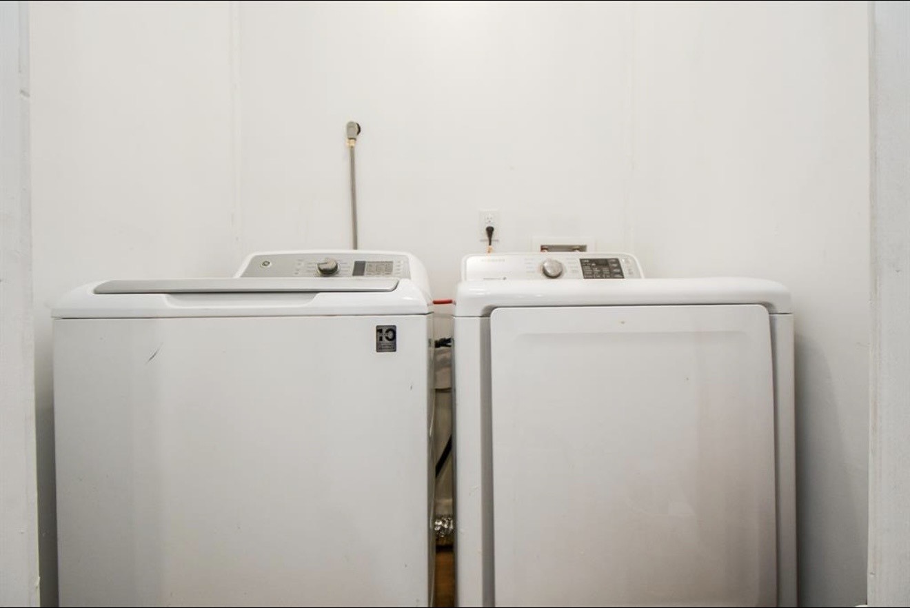 6834 St Augustine Street Houston, TX 77021 - Photo 18 of 21 a utility room with dryer and washer