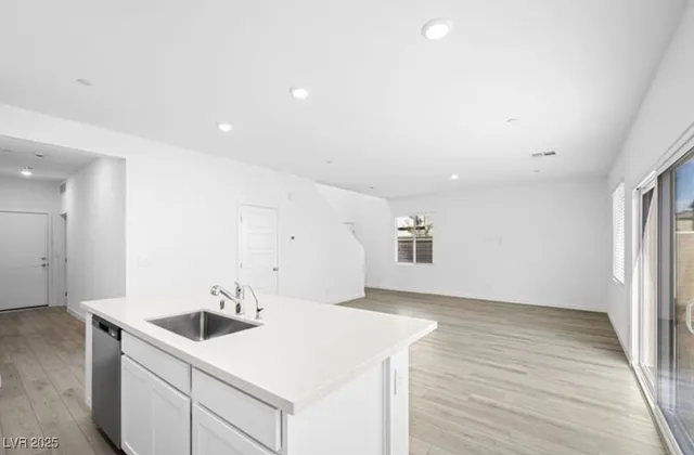 $3,200 | 530 Preston Crst Street, Henderson, NV 89011