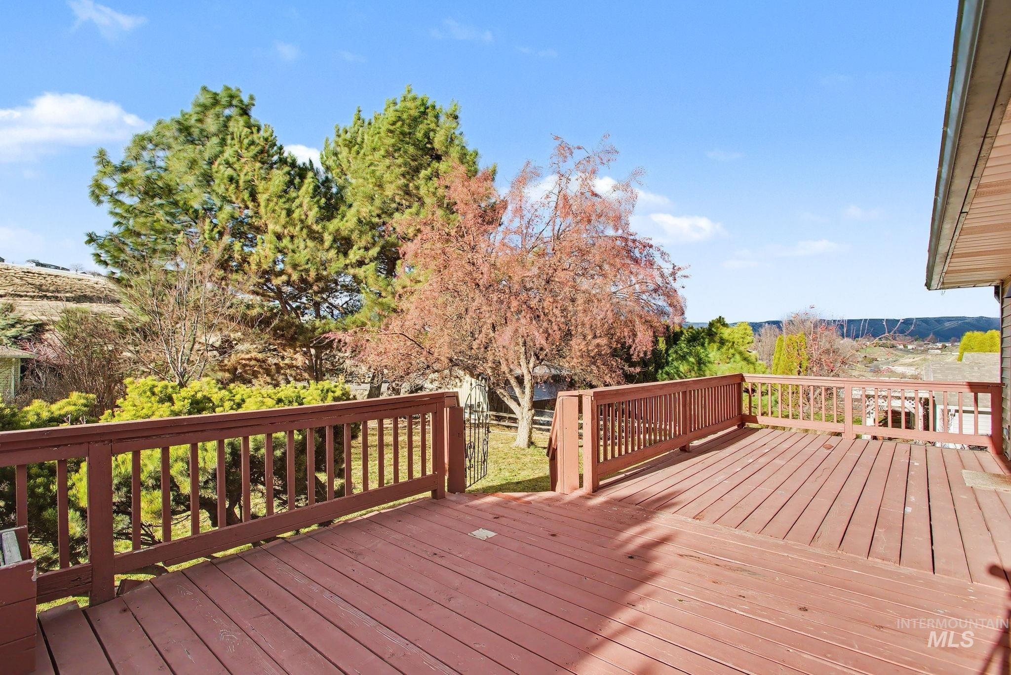 2242 Chukar Lane Clarkston, WA 99403 - Photo 33 of 41 View of wooden deck