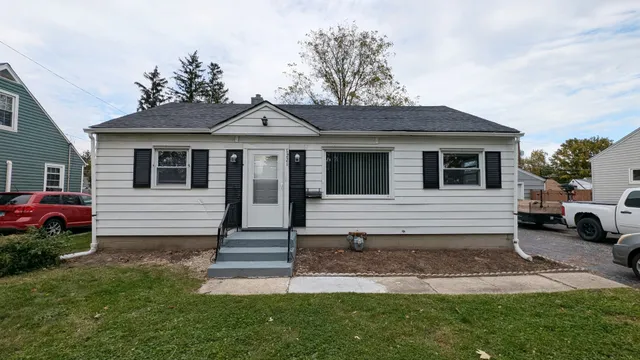 a view of a house with a yard