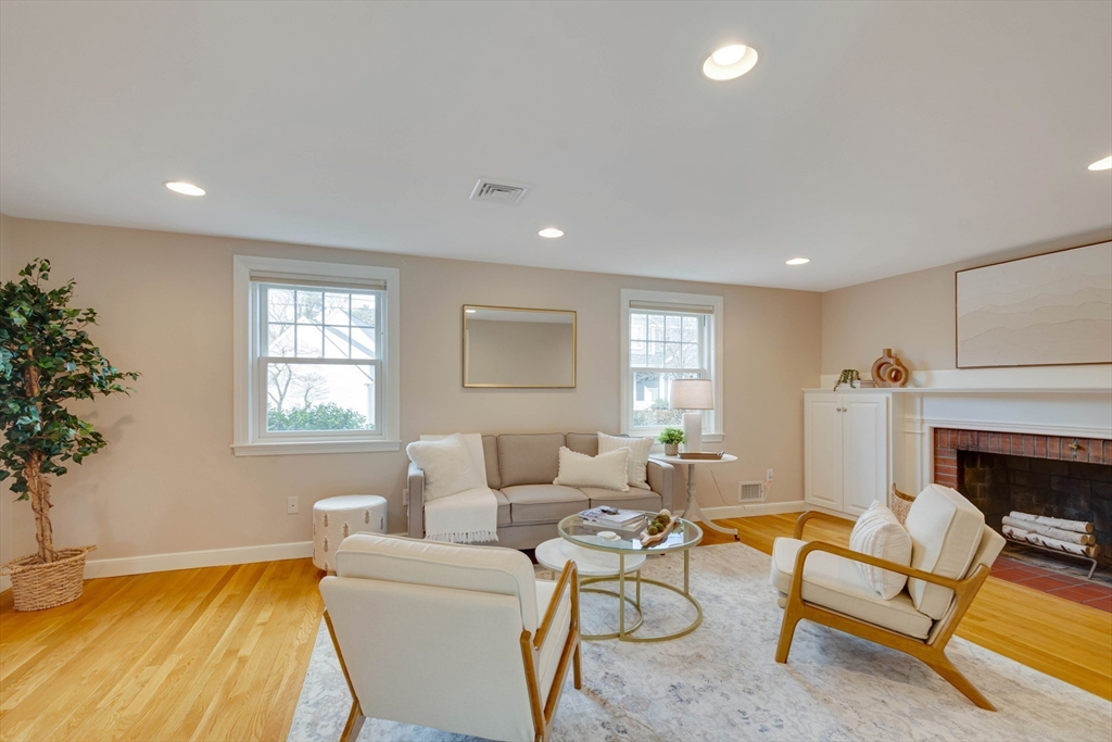 20 Dunbarton Road Needham, MA 02492 - Photo 7 of 35