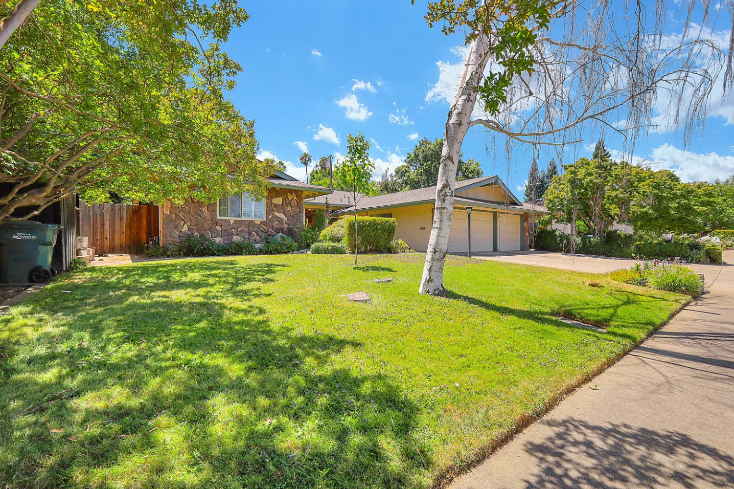 1213 Gary Way Carmichael, CA 95608 - Photo 3 of 51