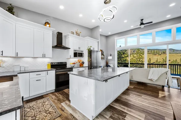 $879,900 | 21125 Byrne Lane, Nine Mile Falls, WA 99026