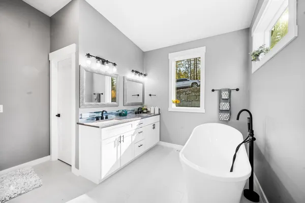 $879,900 | 21125 Byrne Lane, Nine Mile Falls, WA 99026