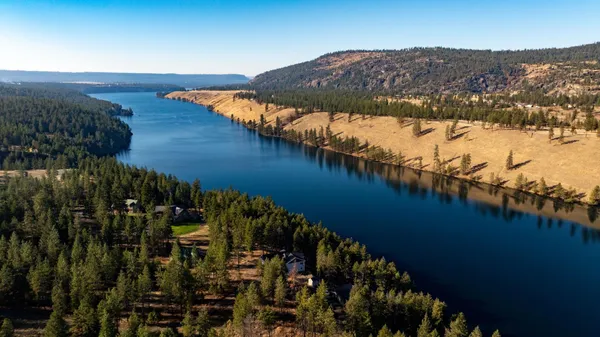 $879,900 | 21125 Byrne Lane, Nine Mile Falls, WA 99026