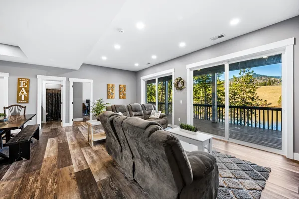 $879,900 | 21125 Byrne Lane, Nine Mile Falls, WA 99026