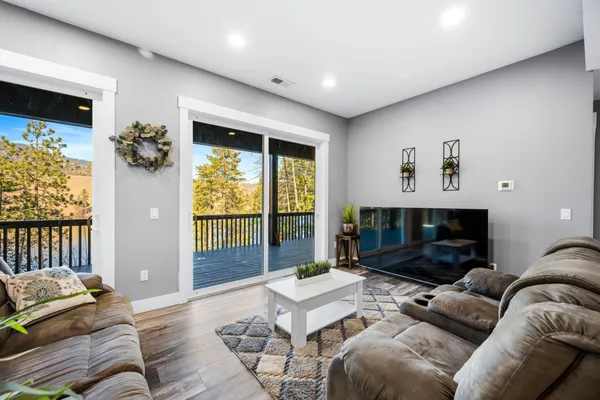 $879,900 | 21125 Byrne Lane, Nine Mile Falls, WA 99026