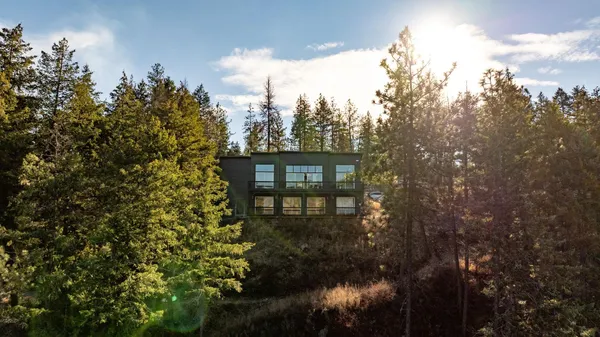 $879,900 | 21125 Byrne Lane, Nine Mile Falls, WA 99026