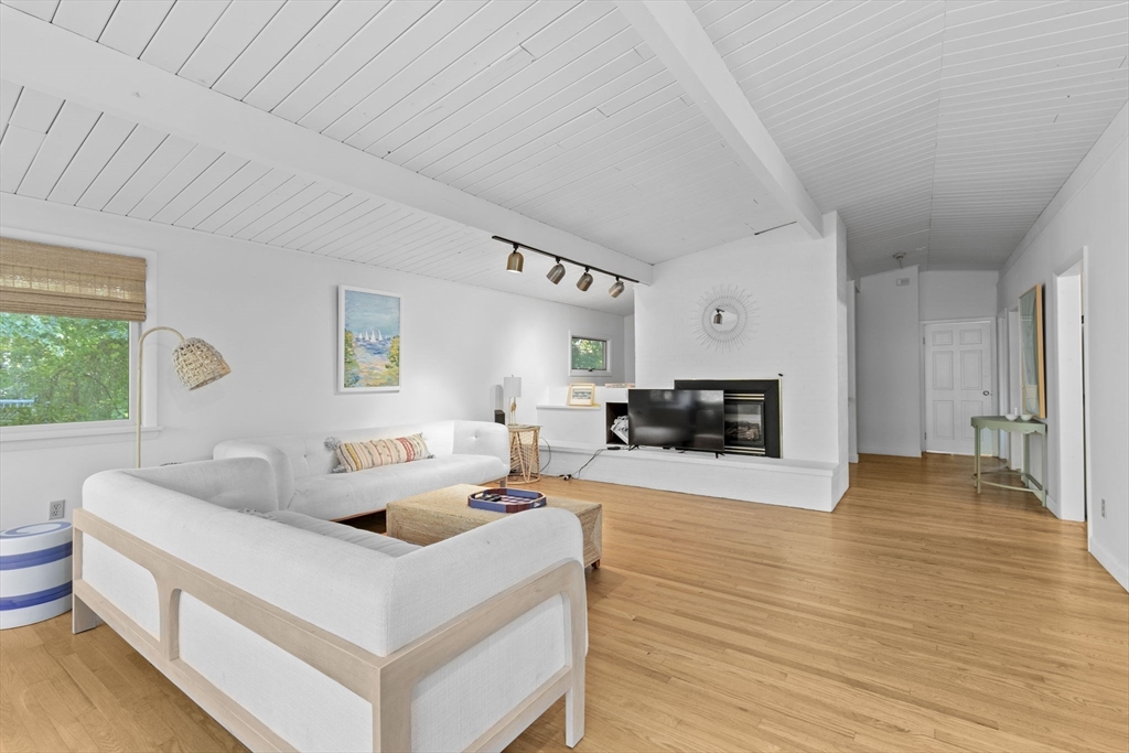 33 Nemasket Road Falmouth, MA 02540 - Photo 4 of 34