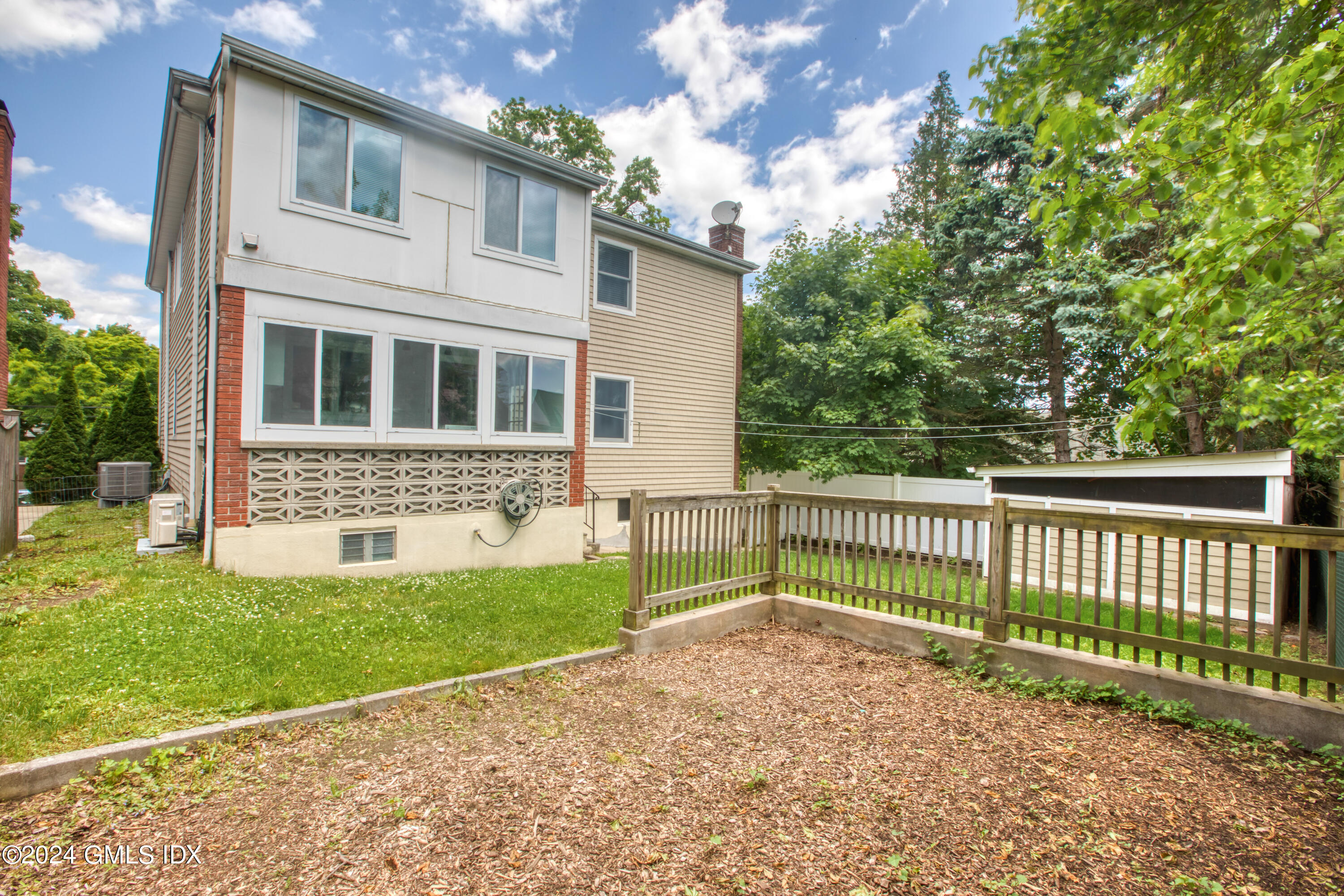 8 Ridge Place, Unit 1 Greenwich, CT 06831 - Photo 35 of 38 GARDEN AREA