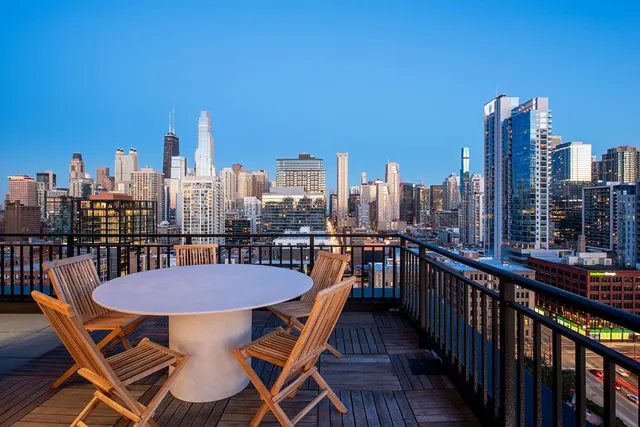 $3,275,000 | 400 West Ontario Street, Unit 1801, Chicago, IL 60654