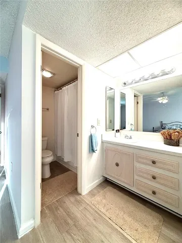 a en suite bathroom with a double vanity sink and mirror
