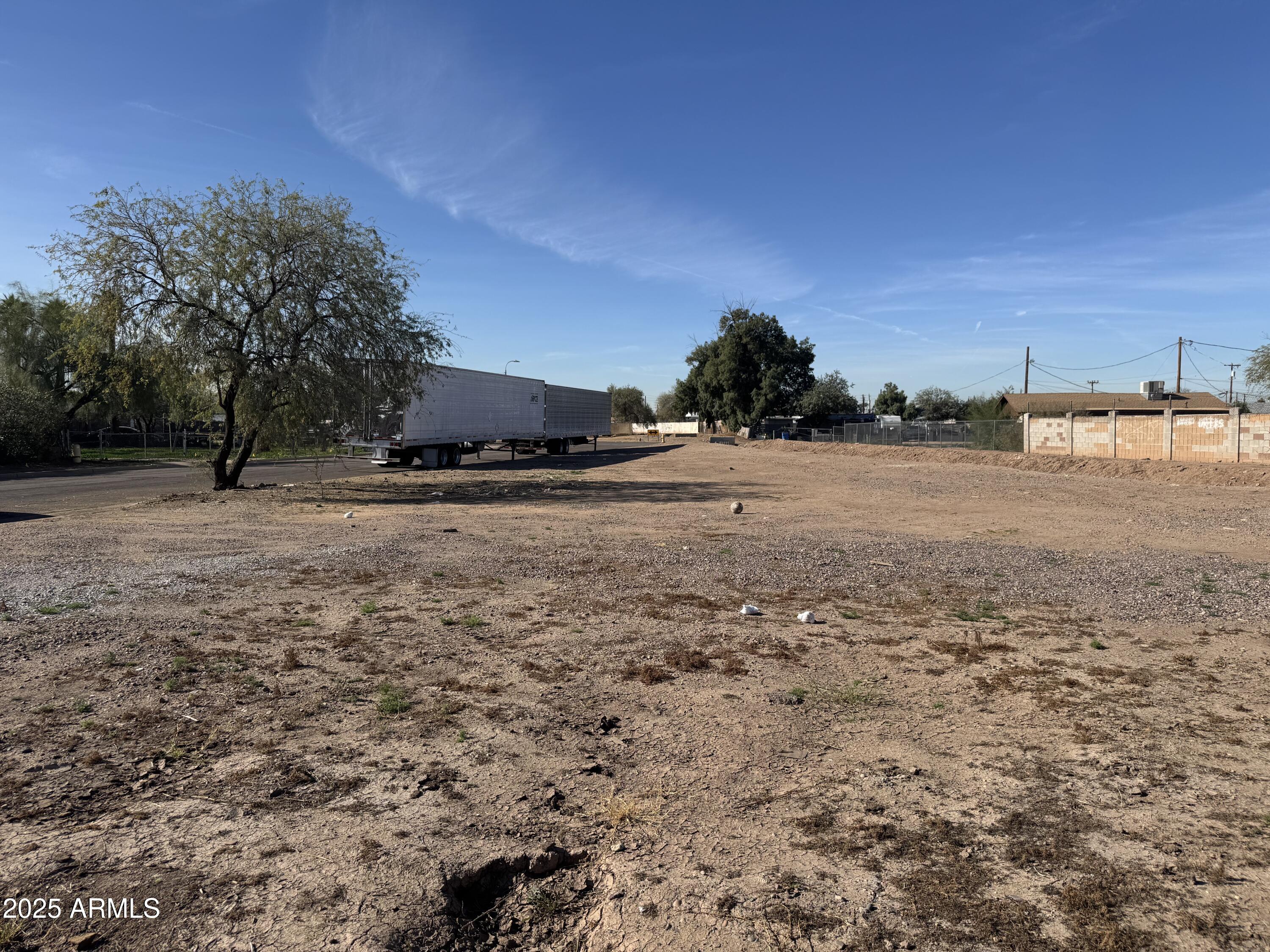 820 East Chipman Road, Unit 1 Phoenix, AZ 85040 - Photo 6 of 7 a view of dirt yard with a large tree