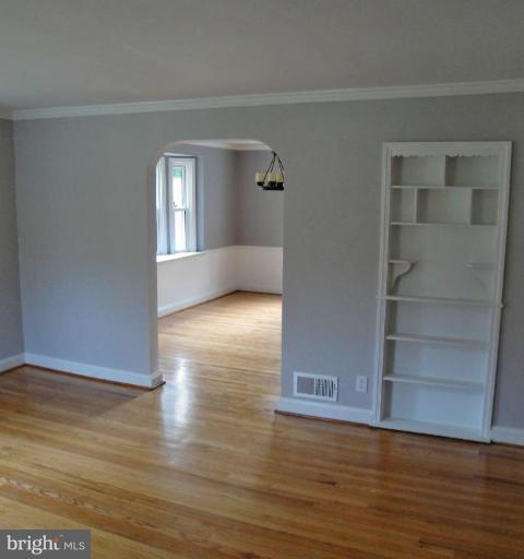 4419 Rokeby Road Baltimore, MD 21229 - Photo 3 of 9 Family room, built in bookcase