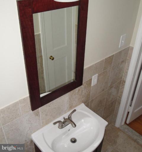 4419 Rokeby Road Baltimore, MD 21229 - Photo 7 of 9 Bath #1
