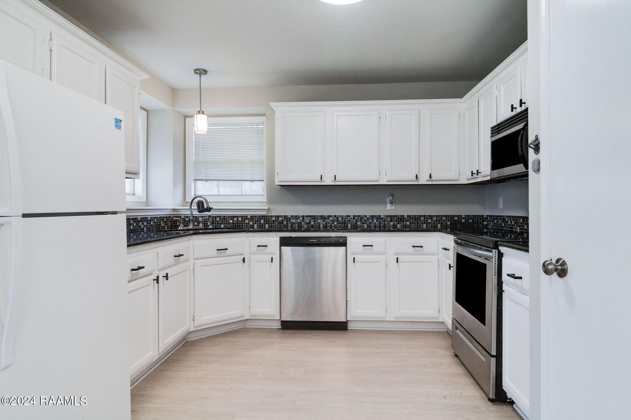 809 Canberra Road Lafayette, LA 70503 - Photo 4 of 17 6-web-or-mls-809 Canberra Rd-6