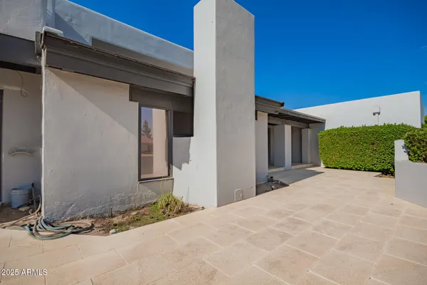 a view of a house with backyard