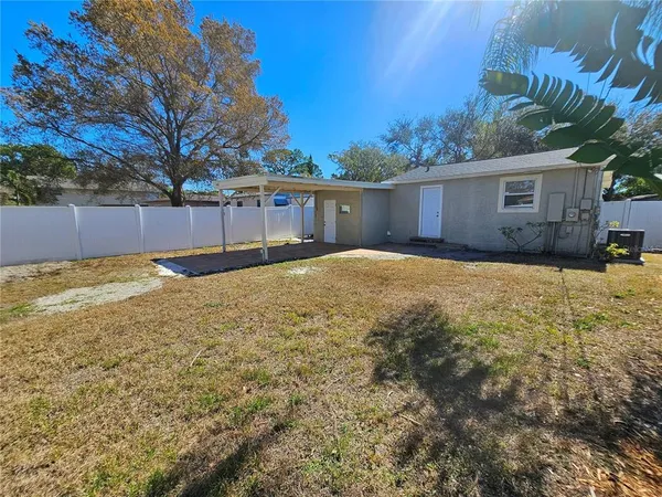 a view of a yard with a house