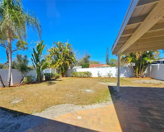 a view of a backyard