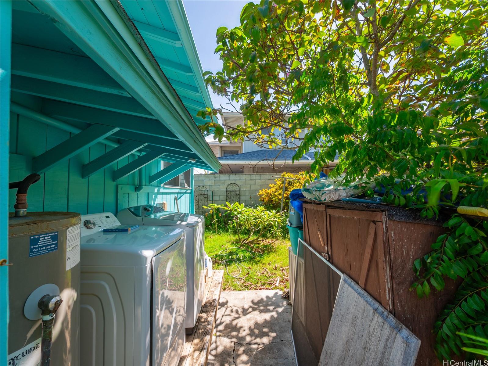338 Manono Street, Unit B Kailua, HI 96734 - Photo 16 of 25 a view of a backyard