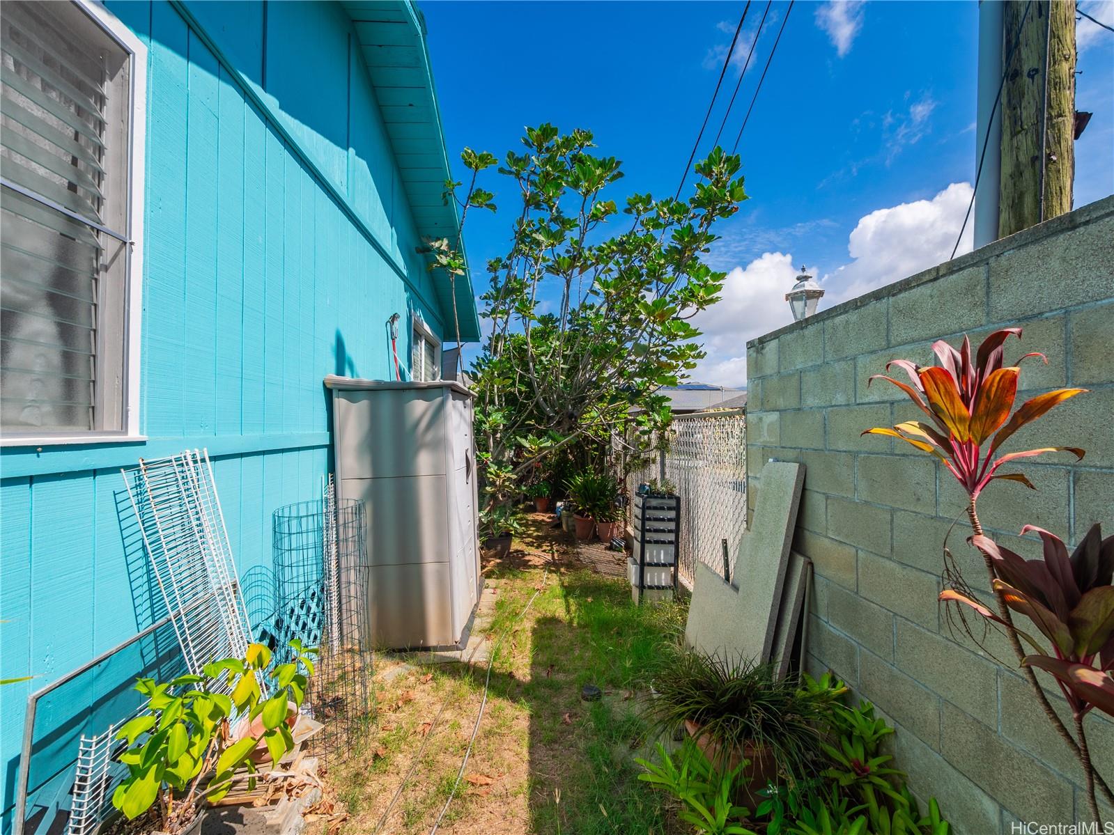 338 Manono Street, Unit B Kailua, HI 96734 - Photo 17 of 25 a backyard of a house