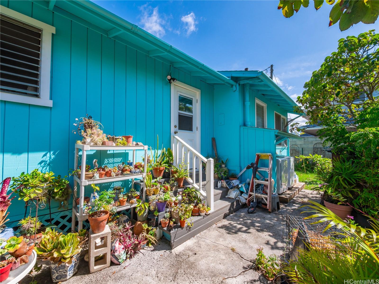 338 Manono Street, Unit B Kailua, HI 96734 - Photo 6 of 25 a front view of a house