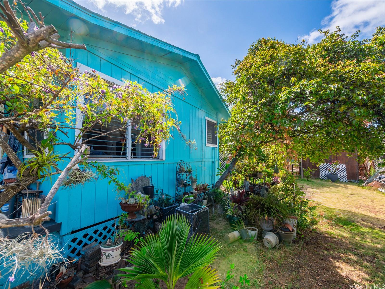 338 Manono Street, Unit B Kailua, HI 96734 - Photo 8 of 25 a backyard of a house with lots of green space
