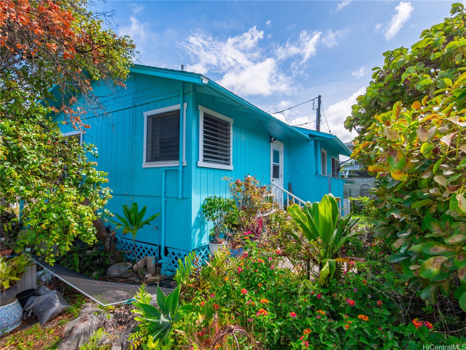 338 Manono Street, Unit B Kailua, HI 96734 - Photo 9 of 25 a backyard of a house with lots of green space