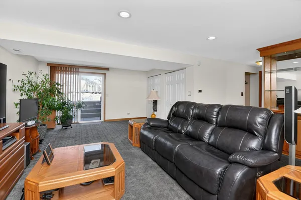 $450,000 | 906 Jeffery Court, Schaumburg, IL 60193