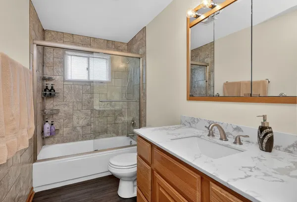 $450,000 | 906 Jeffery Court, Schaumburg, IL 60193
