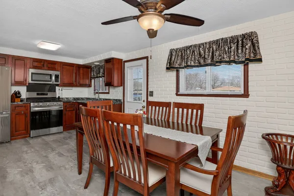 $450,000 | 906 Jeffery Court, Schaumburg, IL 60193