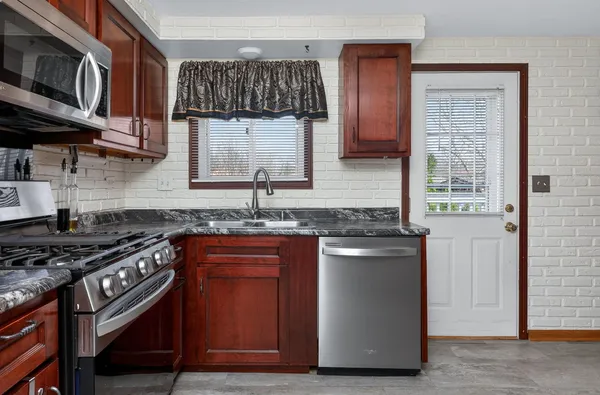 $450,000 | 906 Jeffery Court, Schaumburg, IL 60193