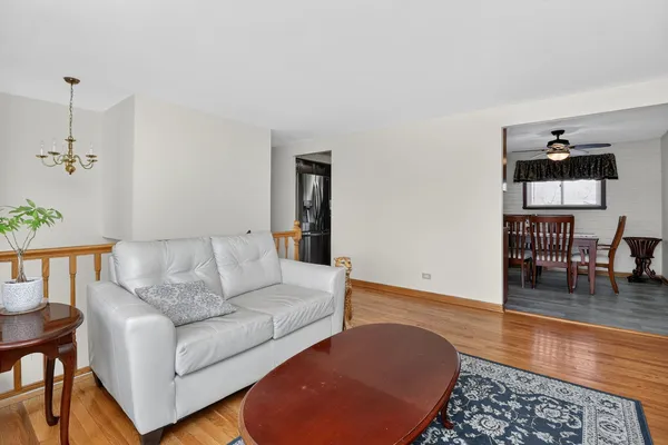 $450,000 | 906 Jeffery Court, Schaumburg, IL 60193