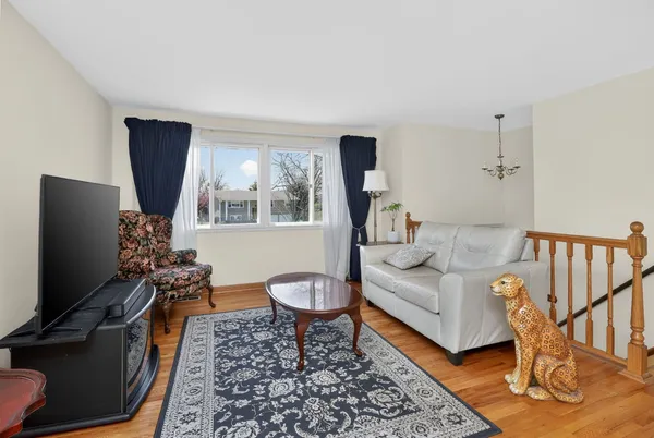 $450,000 | 906 Jeffery Court, Schaumburg, IL 60193