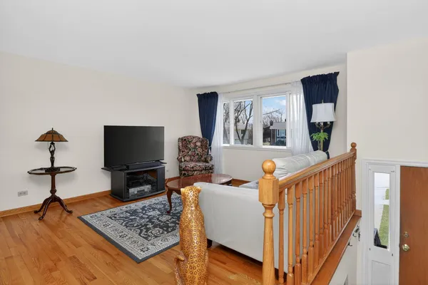 $450,000 | 906 Jeffery Court, Schaumburg, IL 60193