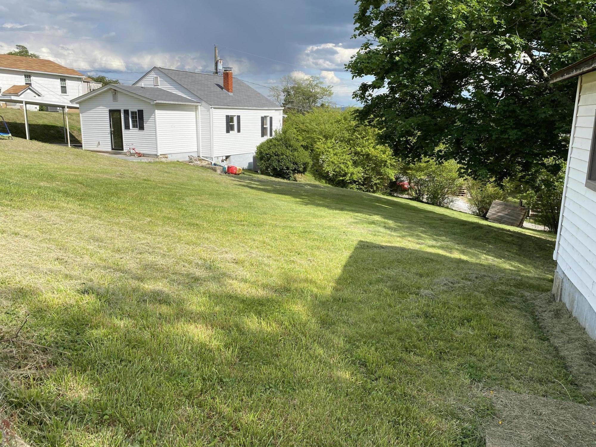 6169 Penn Road Bristol, VA 24202 - Photo 18 of 18 Large yard