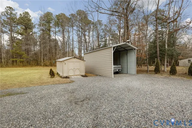 a view of a house with backyard and trees