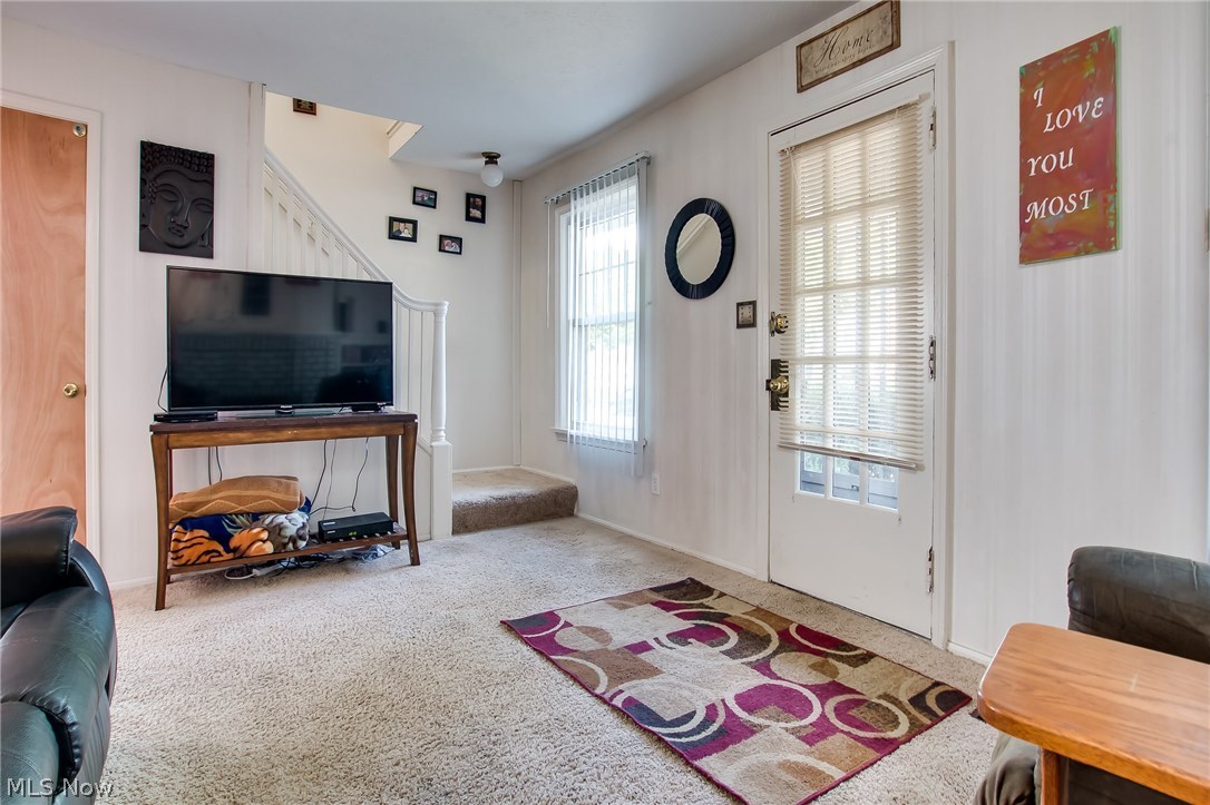 5384 Summit Road Lyndhurst, OH 44124 - Photo 9 of 30 Great space and light!