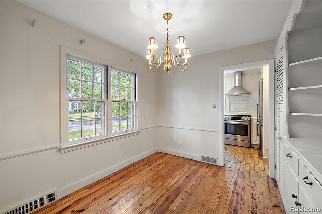 1442 Hampton Road Grosse Pointe Woods, MI 48236 - Photo 12 of 32
