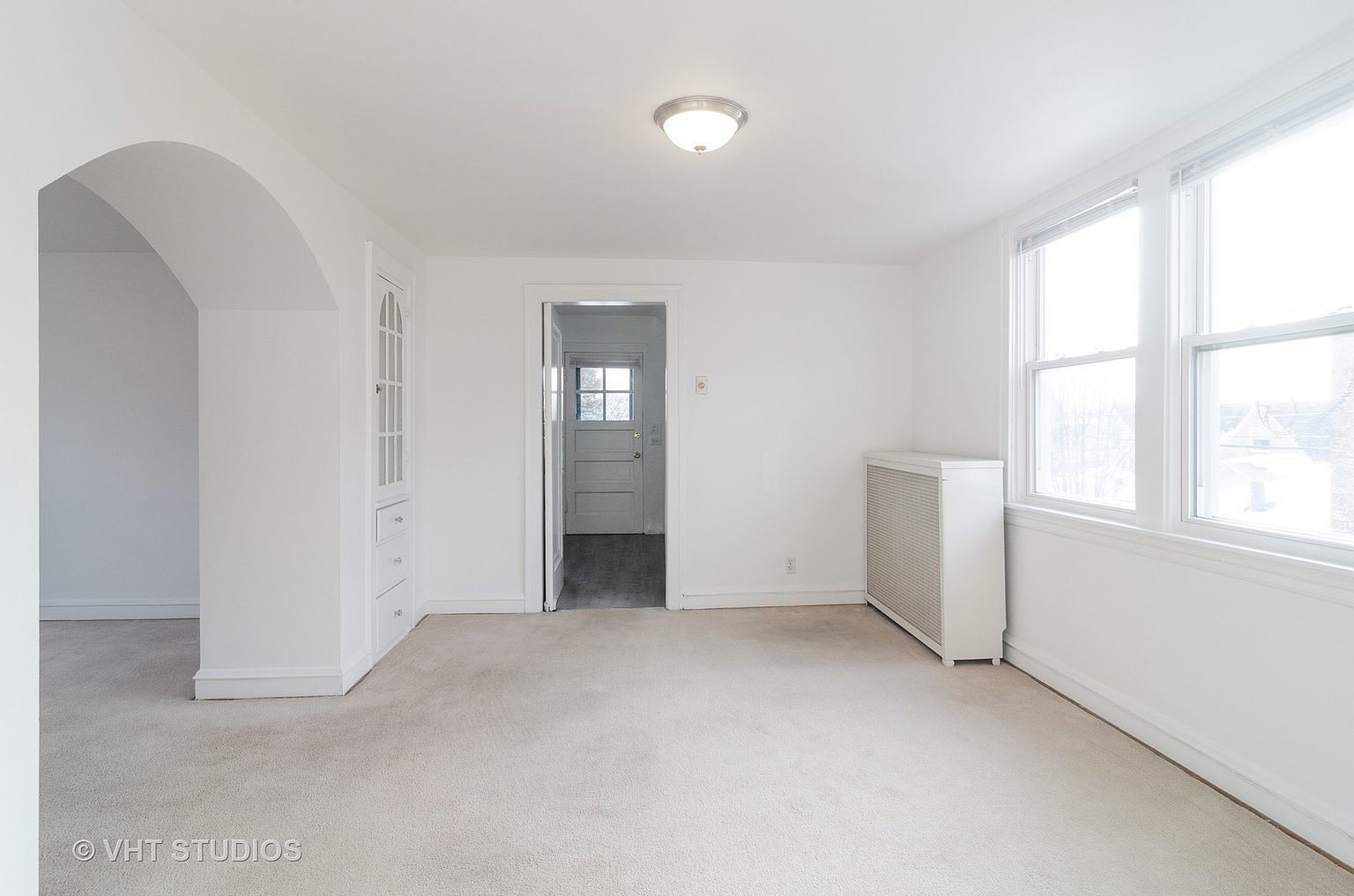 5219 North Rutherford Avenue, Unit 2 Chicago, IL 60656 - Photo 4 of 10 an empty room with windows