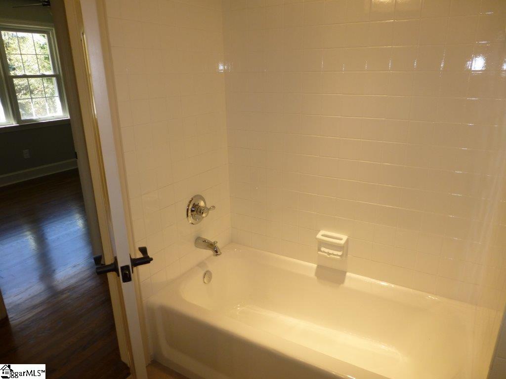 129 Lullwater Road Greenville, SC 29607 - Photo 17 of 33 Gallery Image 17