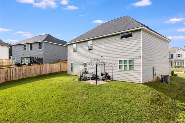 a view of a house with backyard and porch