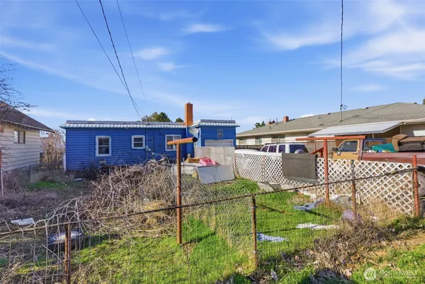 a view of a house with a small yard and plants