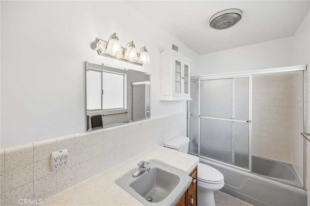 8705 Apple Tree Lane Cherry Valley, CA 92223 - Photo 37 of 72 Primary bathroom