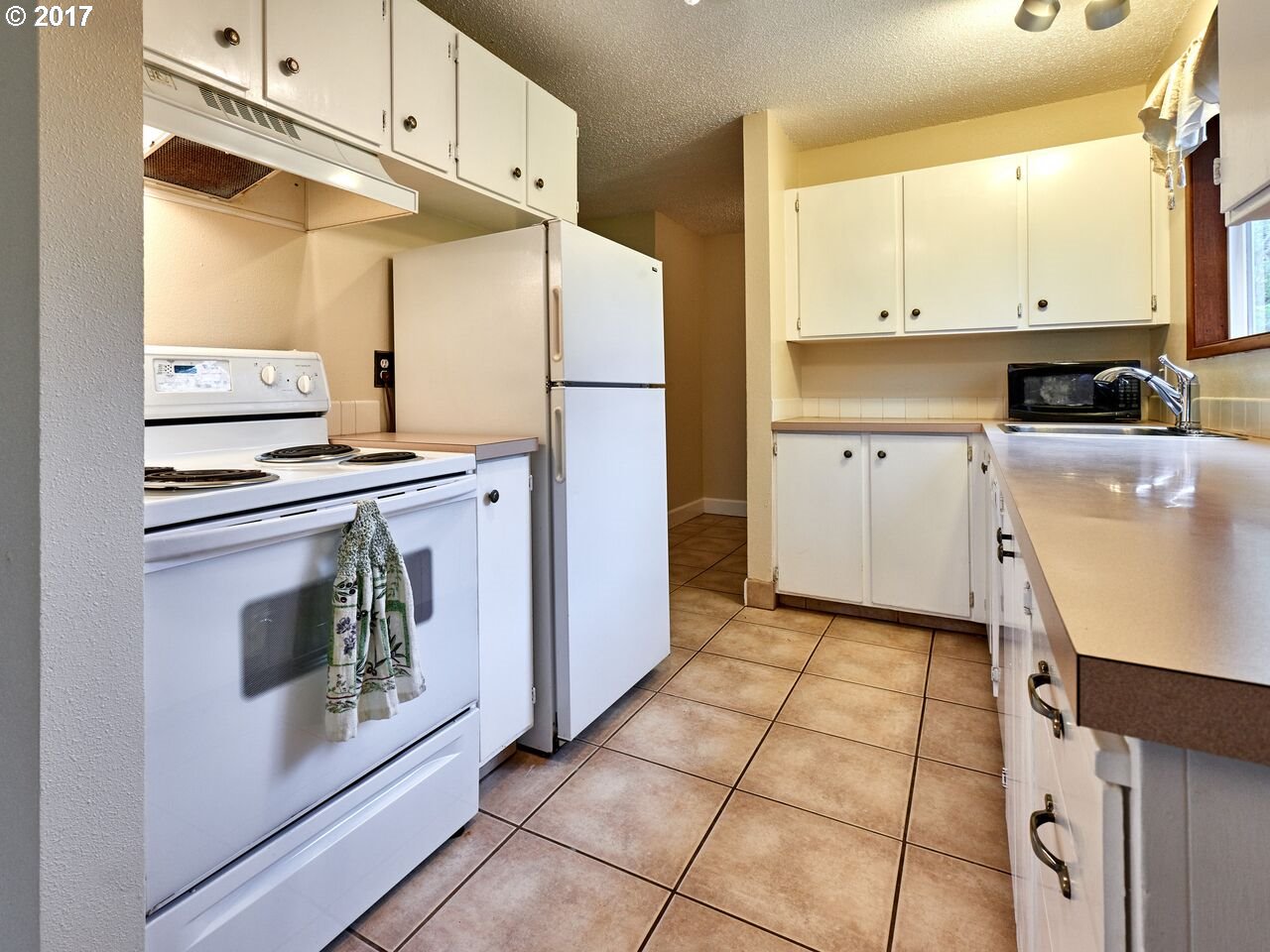 6825 Southwest Capitol Hill Road, Unit 19 Portland, OR 97219 - Photo 8 of 16 Gallery Image 8