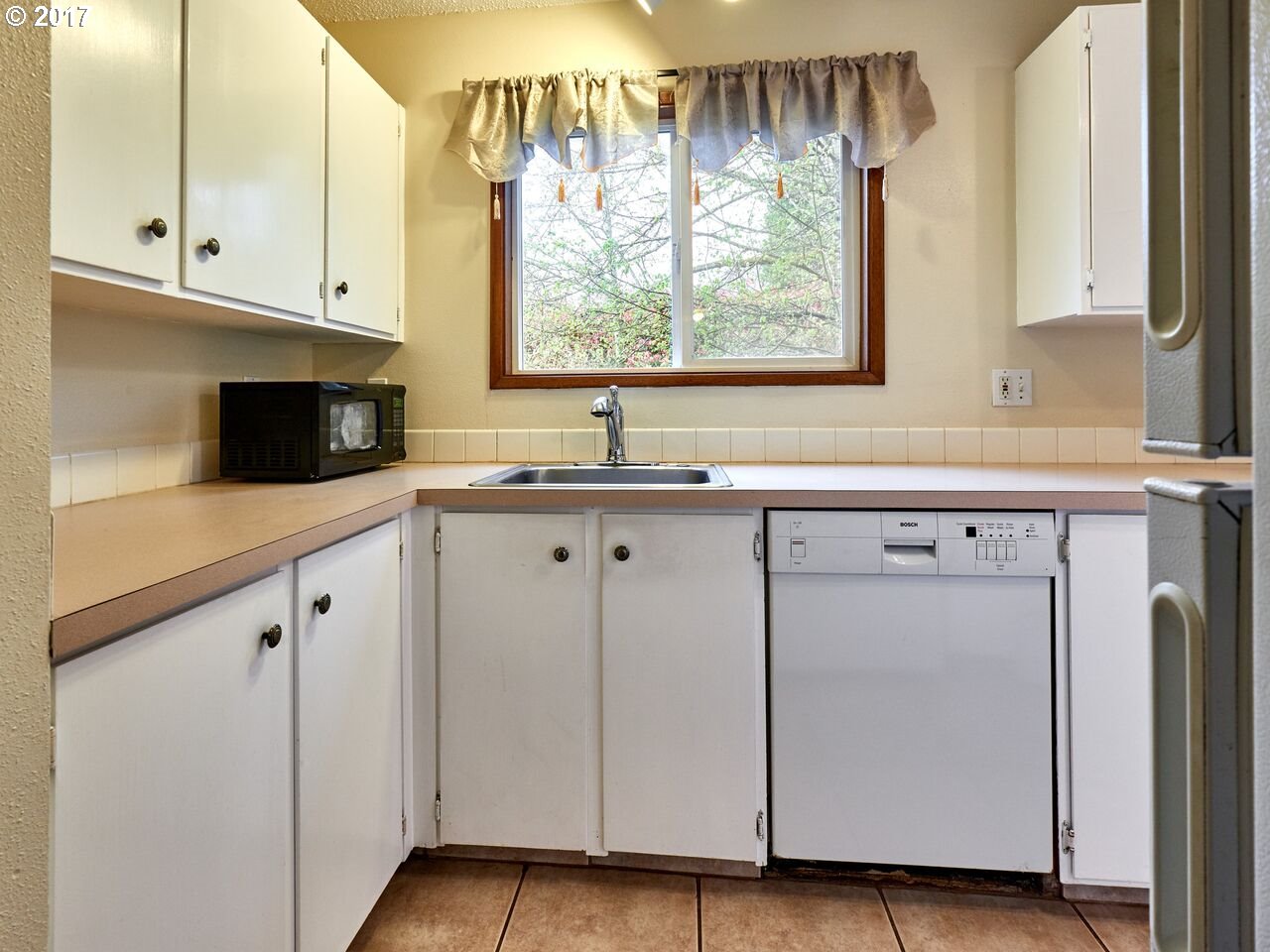 6825 Southwest Capitol Hill Road, Unit 19 Portland, OR 97219 - Photo 9 of 16 Gallery Image 9