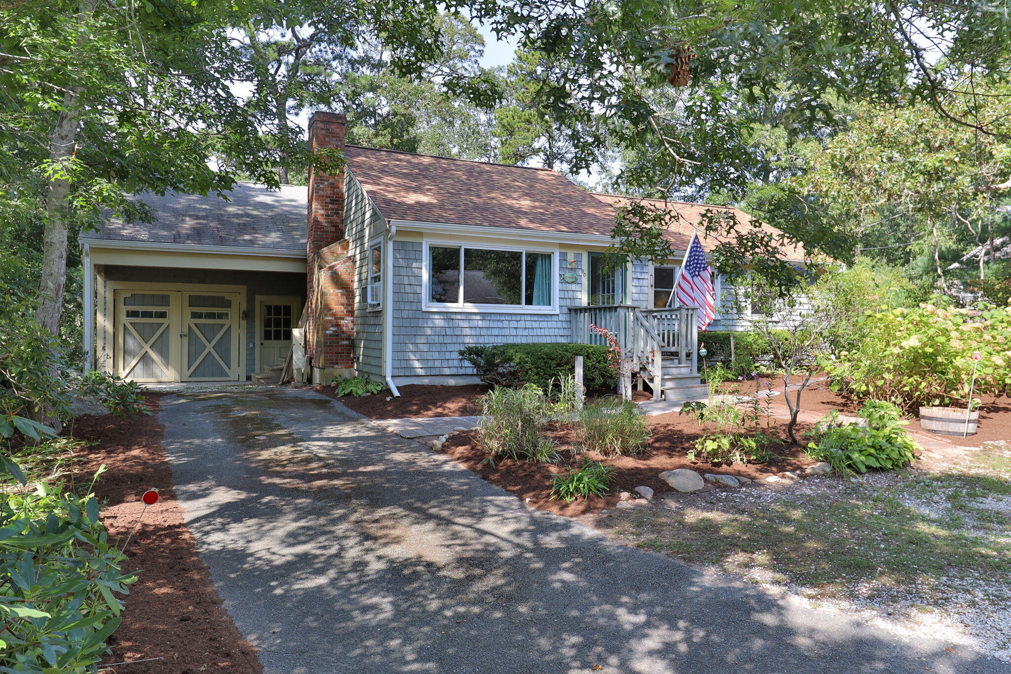 a view of a house with a yard