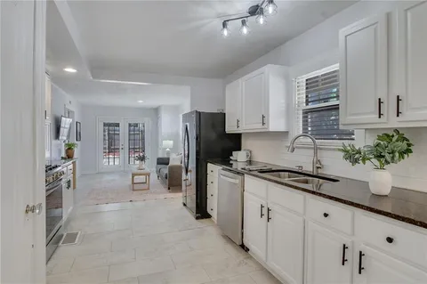 $465,000 | 6 East 70th Terrace, Kansas City, MO 64113