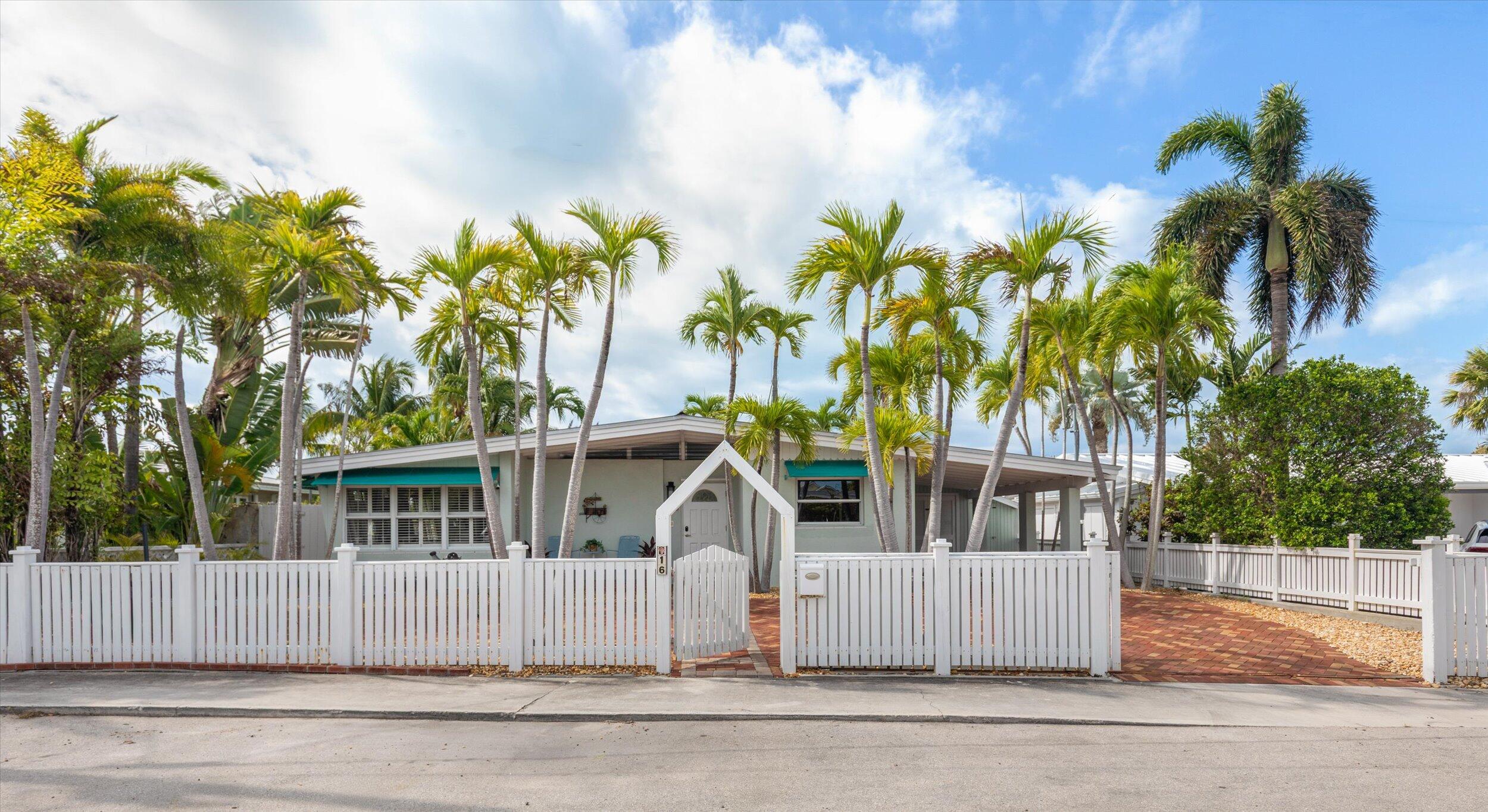 16 Bamboo Terrace Key Haven, FL 33040 - Photo 3 of 50 01-001